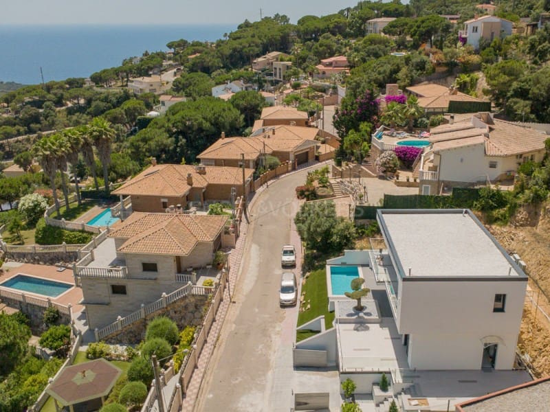 3 soveværelse Villa til salg i Lloret de Mar med swimmingpool garage - € 795.000 (Ref: 9937864)