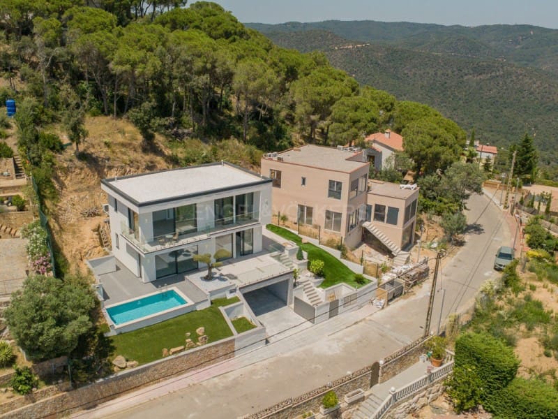 3 soveværelse Villa til salg i Lloret de Mar med swimmingpool garage - € 795.000 (Ref: 9937864)