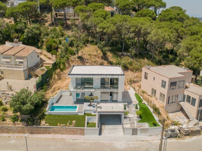 3 soveværelse Villa til salg i Lloret de Mar med swimmingpool garage - € 795.000 (Ref: 9937864)