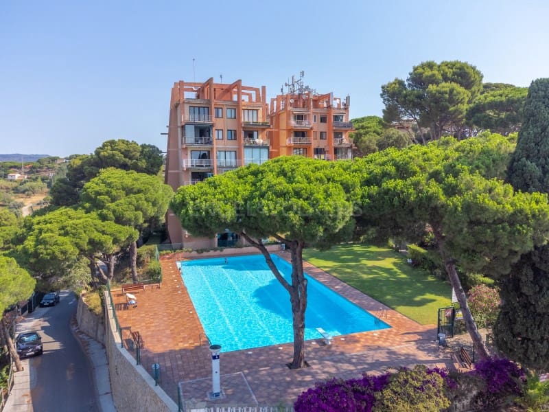 3 bedroom Flat for sale in Platja d'Aro with pool - € 250,000 (Ref: 9959446)