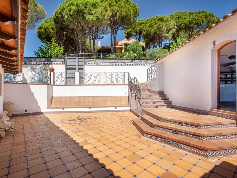 6 bedroom Villa for sale in Lloret de Mar with pool garage - € 3,950,000 (Ref: 9966356)