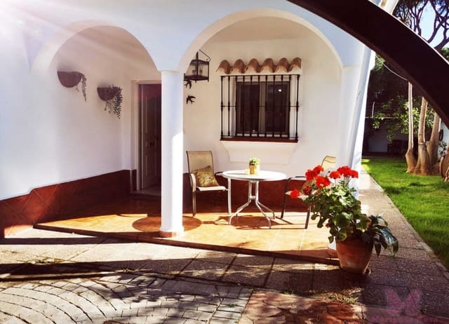 4 bedroom Villa for rent in Chiclana de la Frontera with pool garage - € 950 (Ref: 10027552)