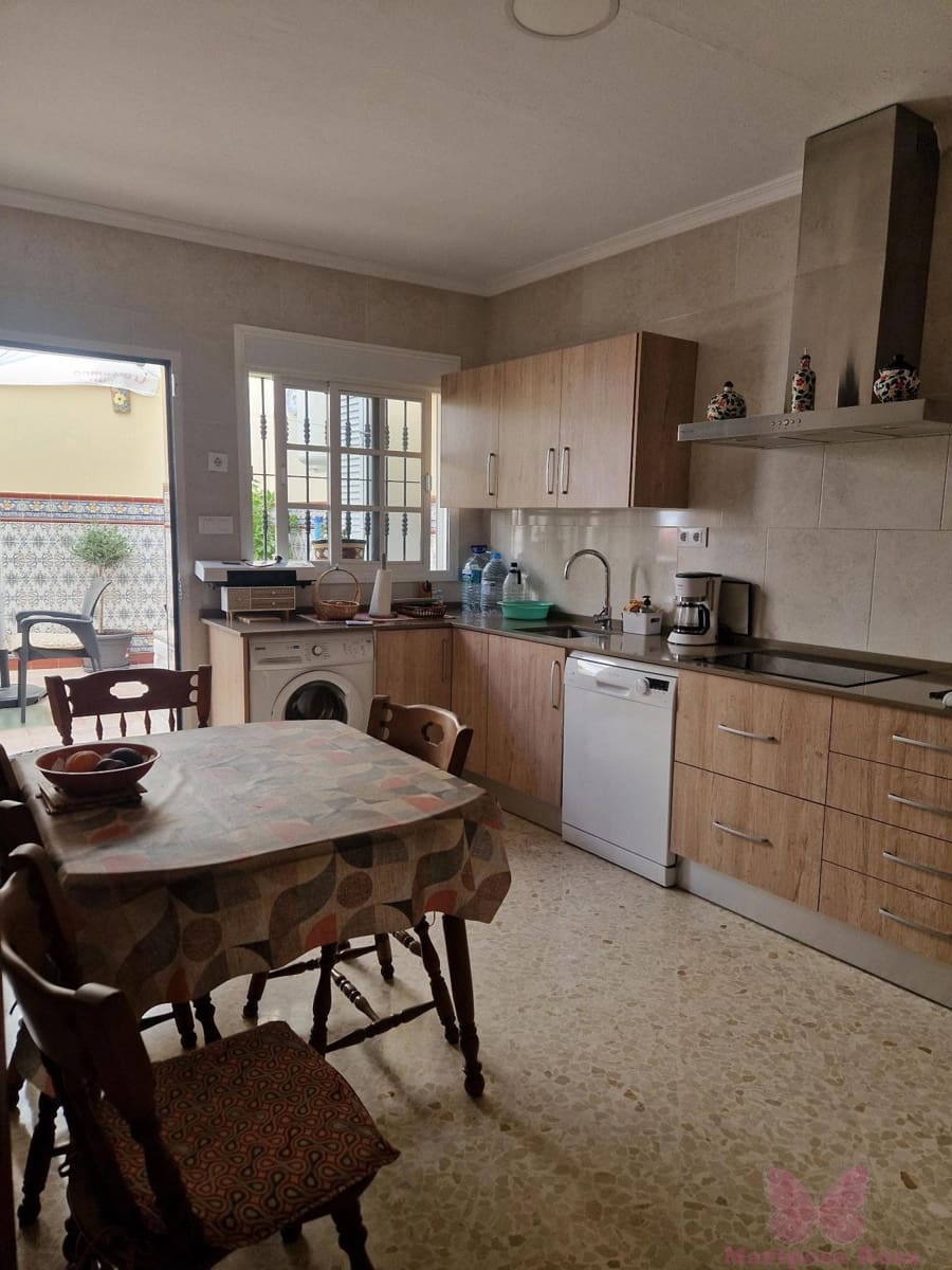 4 bedroom Townhouse for sale in Chiclana de la Frontera with garage - € 365,000 (Ref: 10156945)