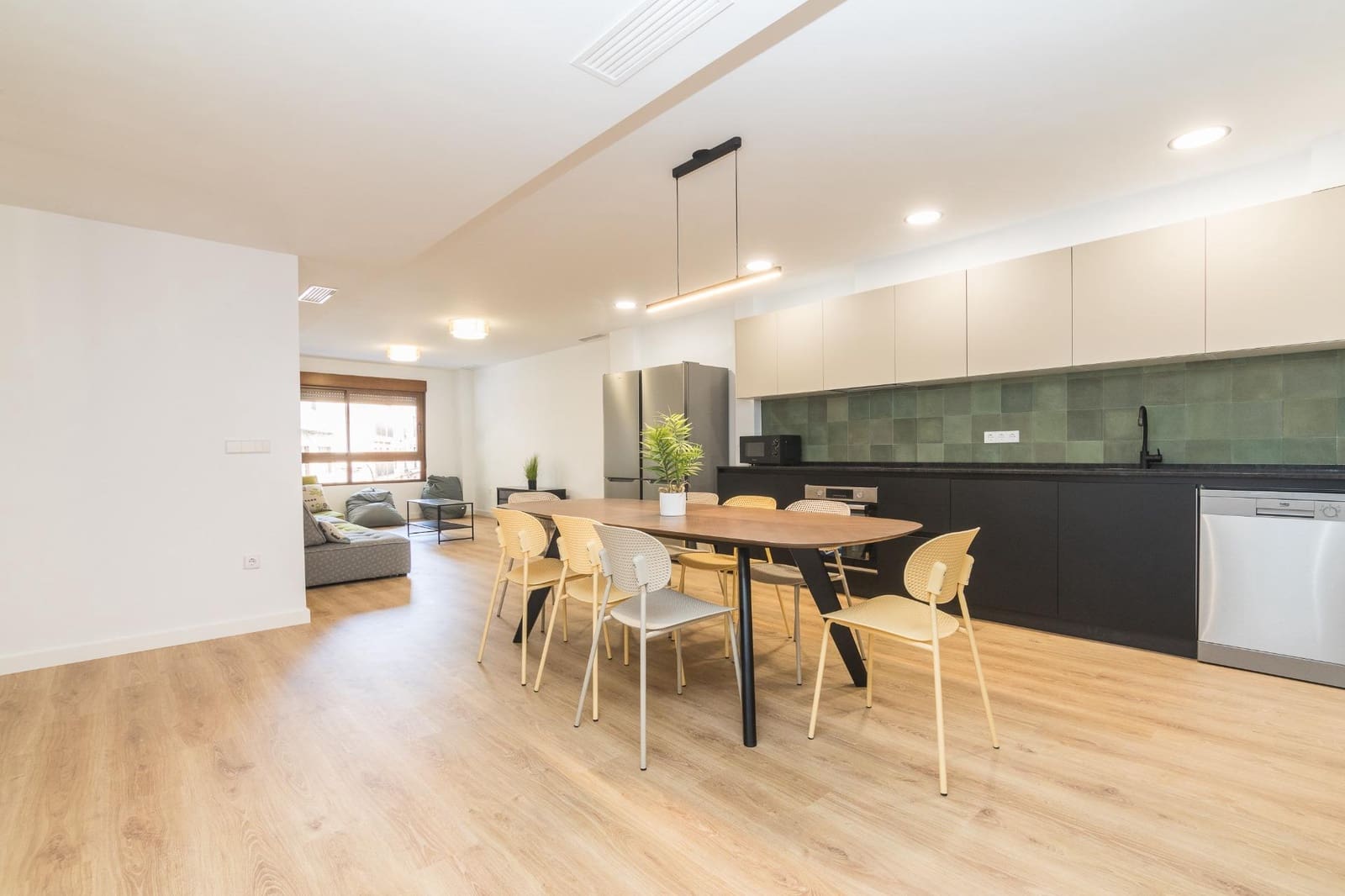 7 quarto Apartamento para arrendar em Elche / Elx - 400 € (Ref: 10100400)