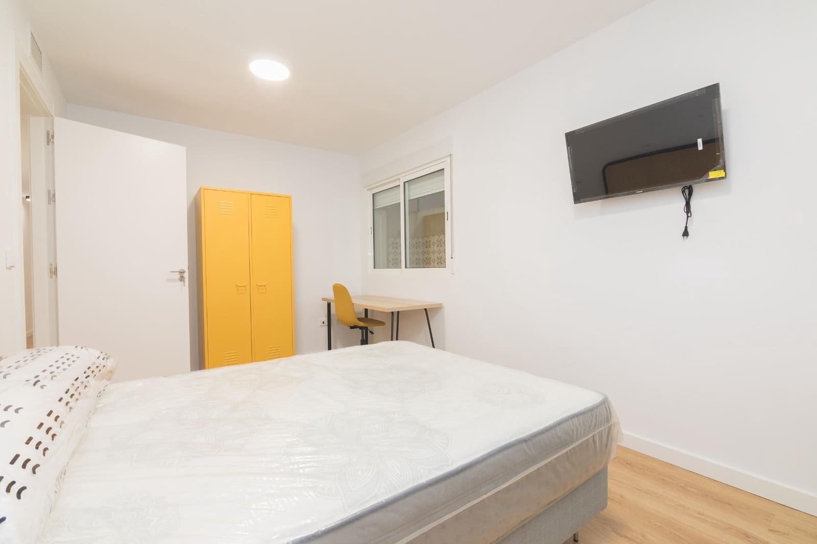 7 quarto Apartamento para arrendar em Elche / Elx - 400 € (Ref: 10100400)