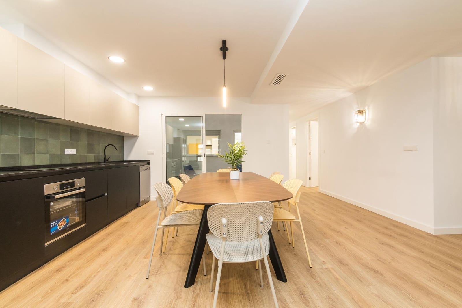 7 quarto Apartamento para arrendar em Elche / Elx - 400 € (Ref: 10100400)