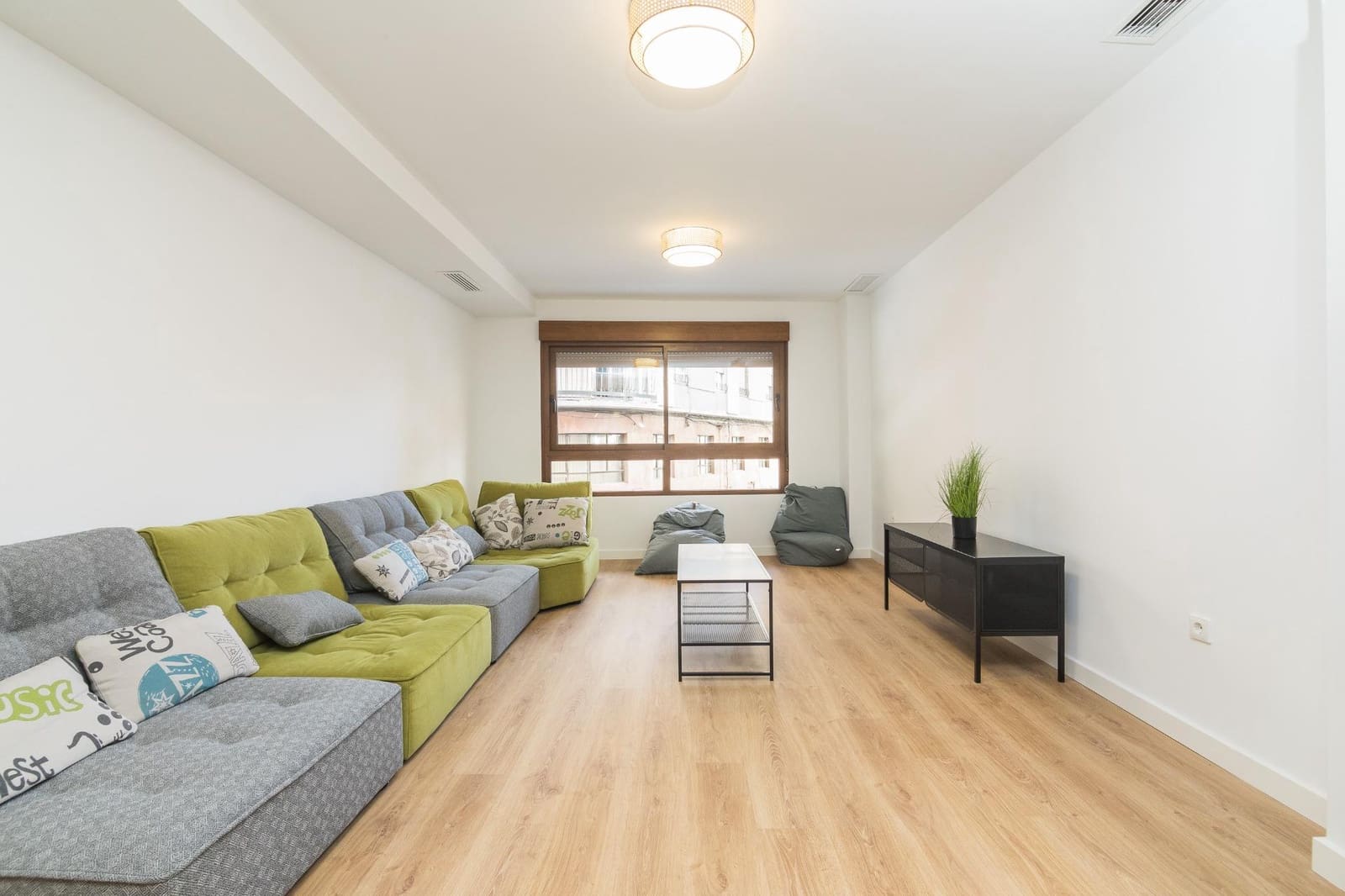 7 quarto Apartamento para arrendar em Elche / Elx - 400 € (Ref: 10100400)