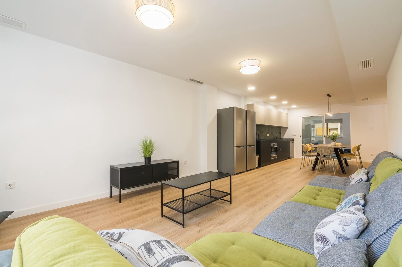 7 quarto Apartamento para arrendar em Elche / Elx - 400 € (Ref: 10100400)