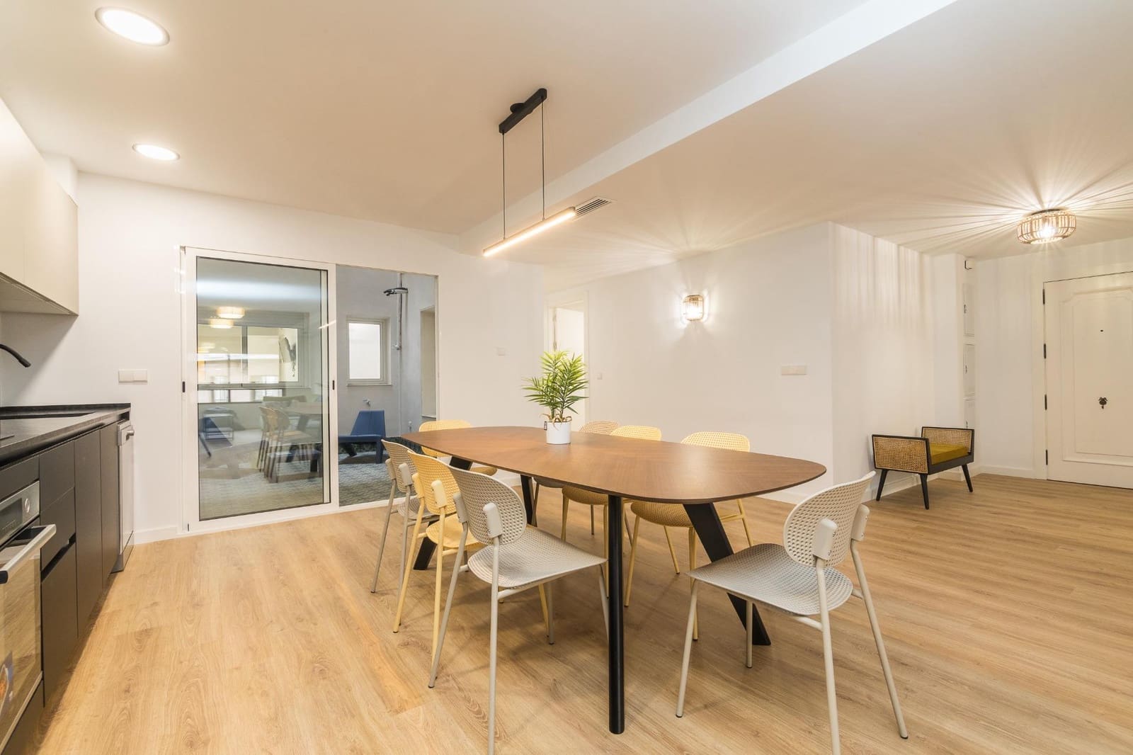 7 quarto Apartamento para arrendar em Elche / Elx - 400 € (Ref: 10100400)