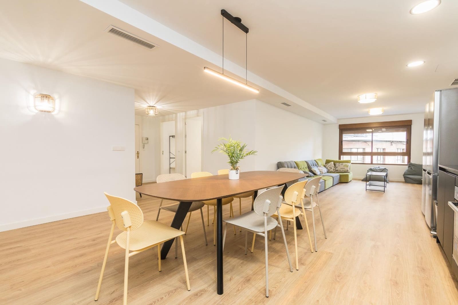 7 quarto Apartamento para arrendar em Elche / Elx - 400 € (Ref: 10100400)