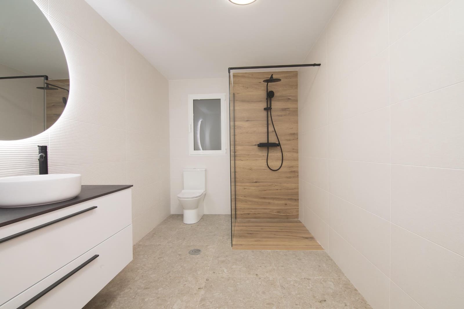 7 quarto Apartamento para arrendar em Elche / Elx - 400 € (Ref: 10100400)