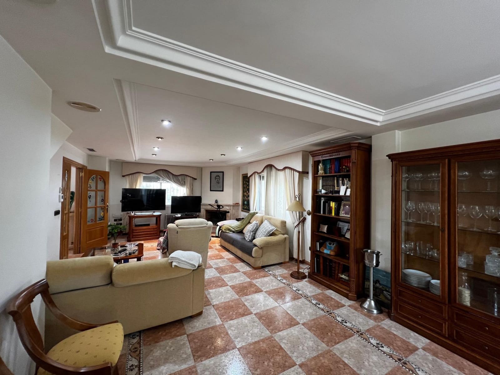 6 bedroom Villa for sale in Perleta with pool garage - € 950,000 (Ref: 8699853)