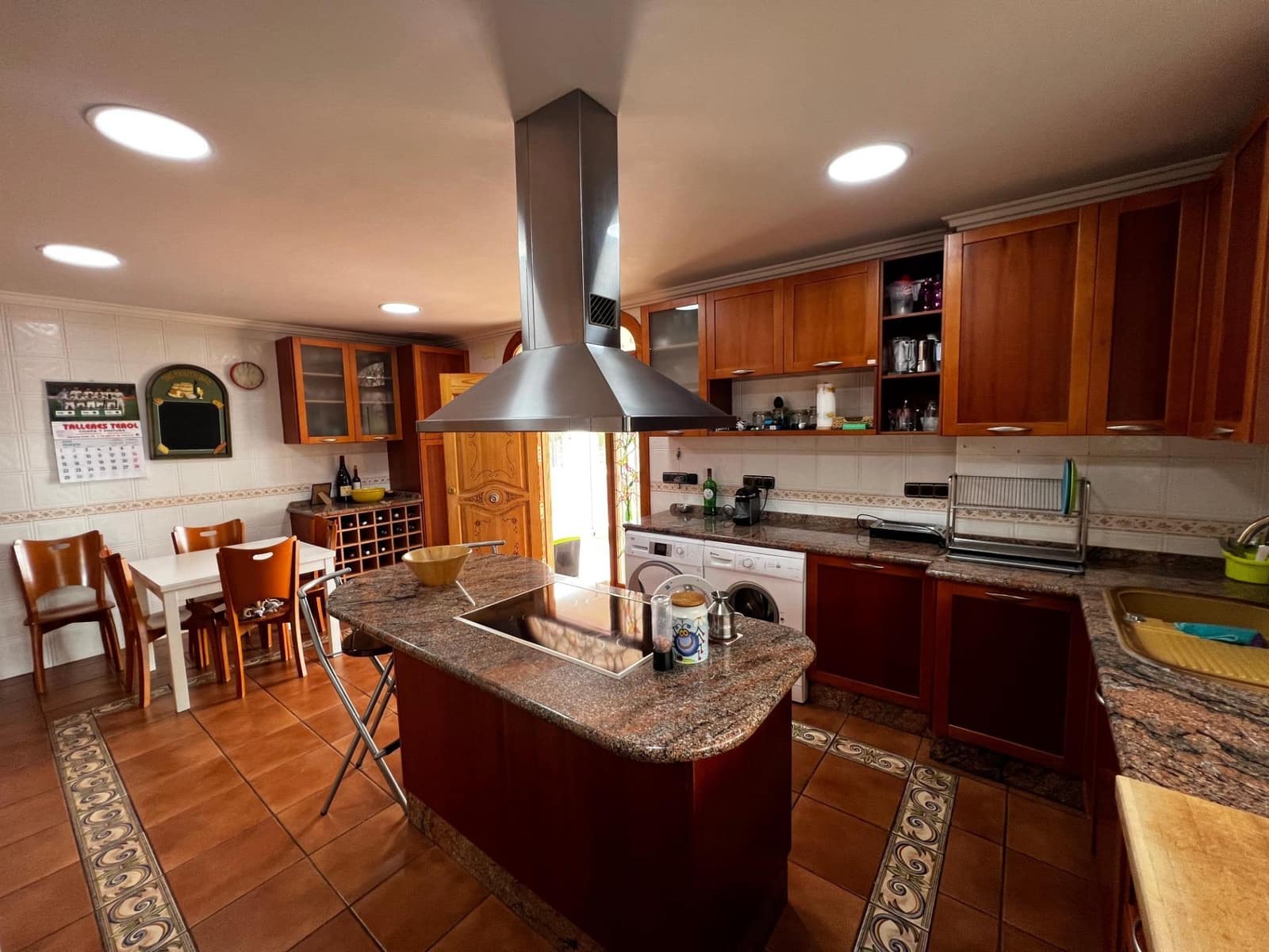 6 bedroom Villa for sale in Perleta with pool garage - € 950,000 (Ref: 8699853)