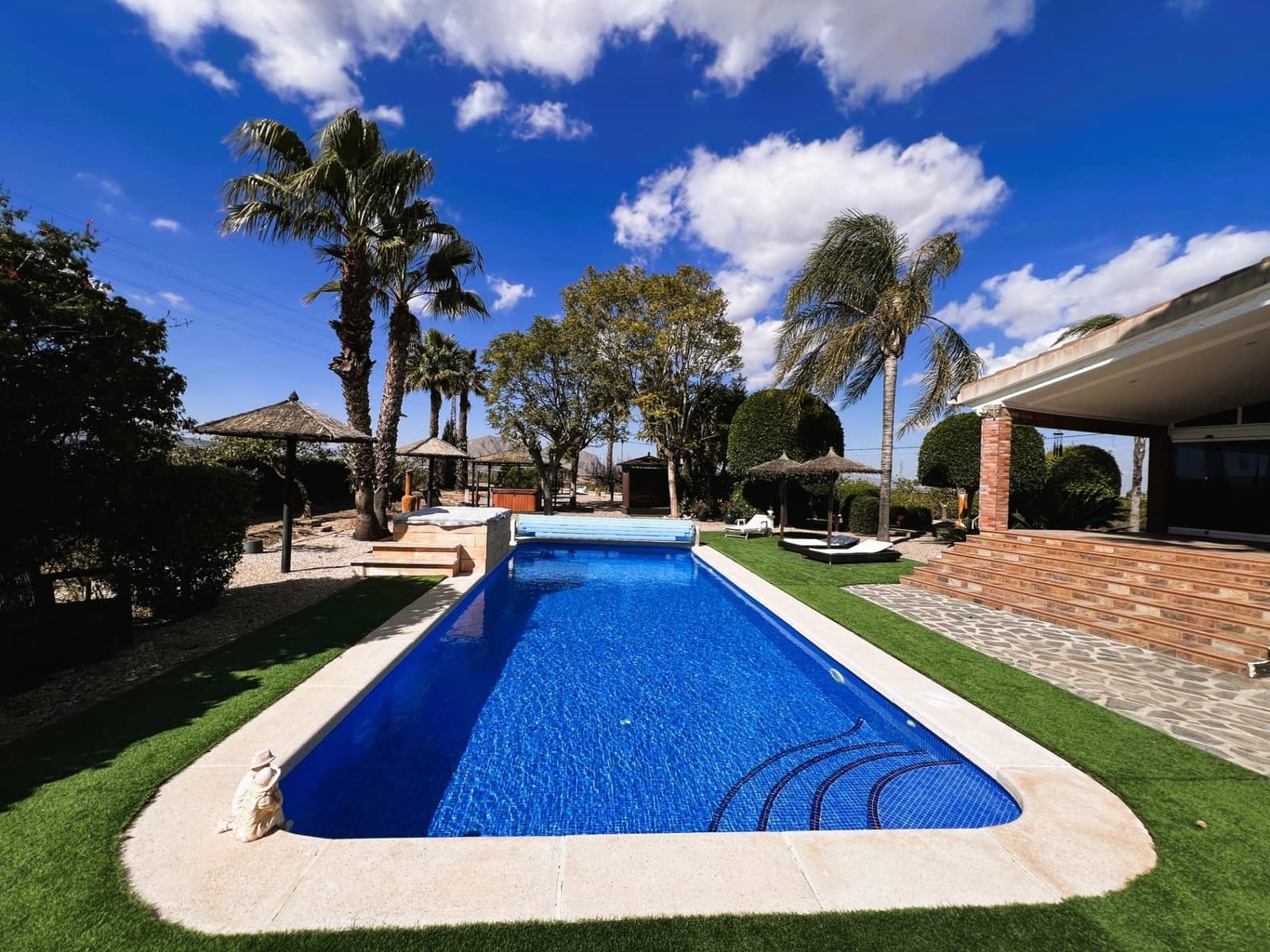 4 slaapkamer Villa te koop in Jacarilla met zwembad garage - € 559.900 (Ref: 8854812)