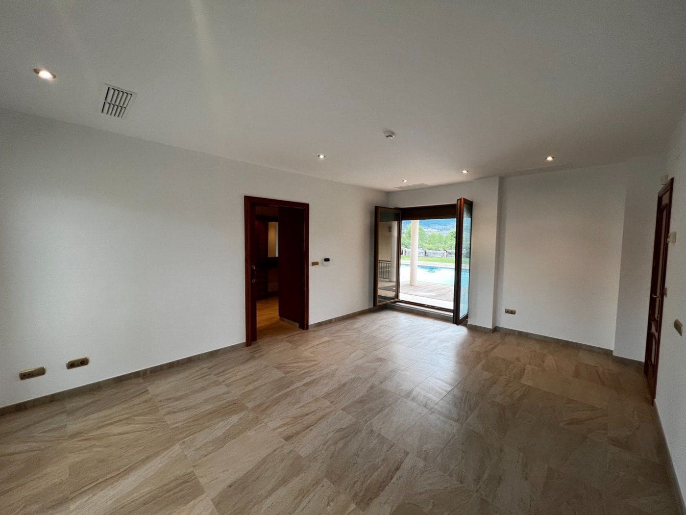 9 soveværelse Finca/Landehus til salg i Penaguila med swimmingpool garage - € 2.500.000 (Ref: 8946164)