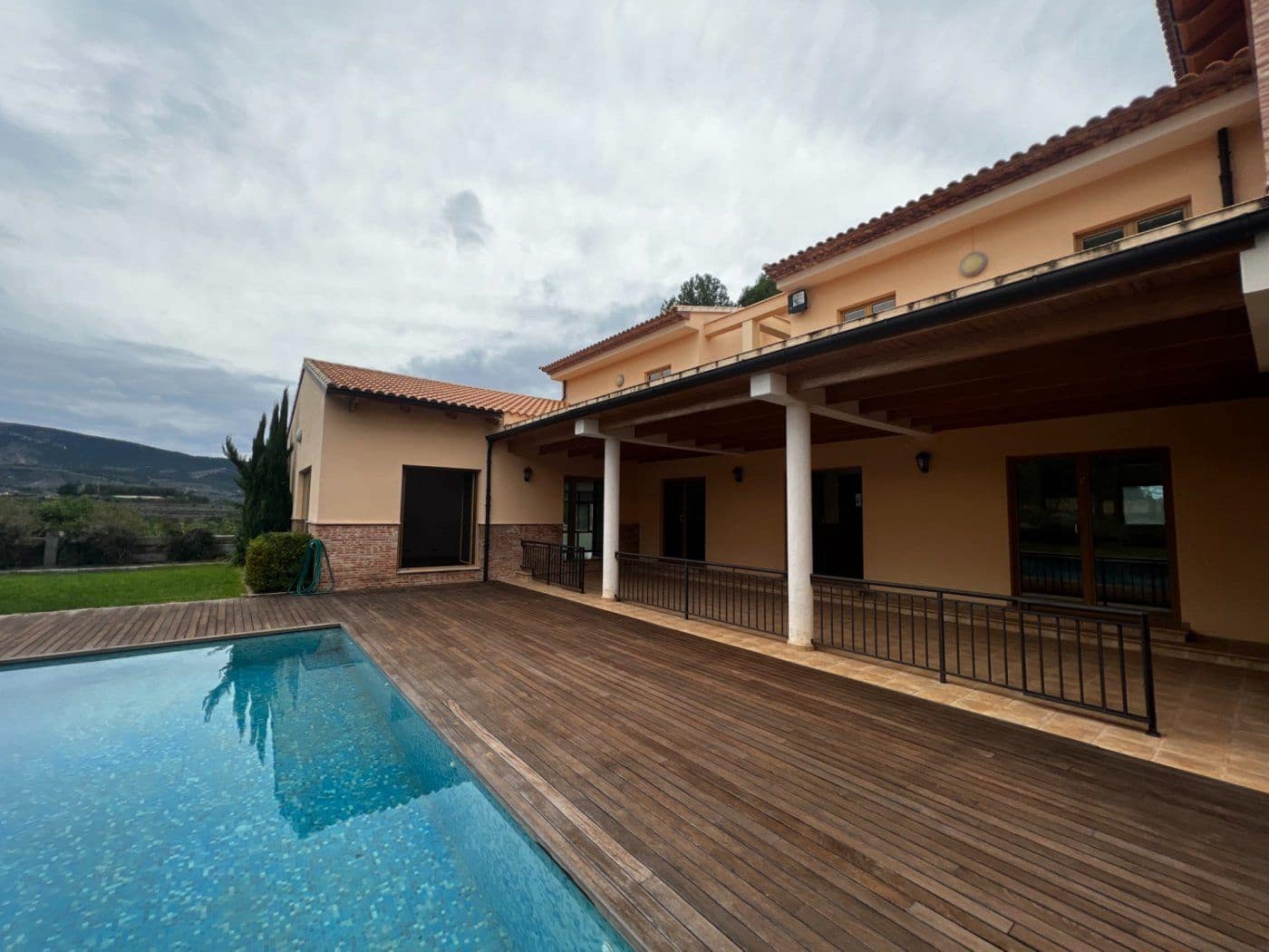 9 soveværelse Finca/Landehus til salg i Penaguila med swimmingpool garage - € 2.500.000 (Ref: 8946164)