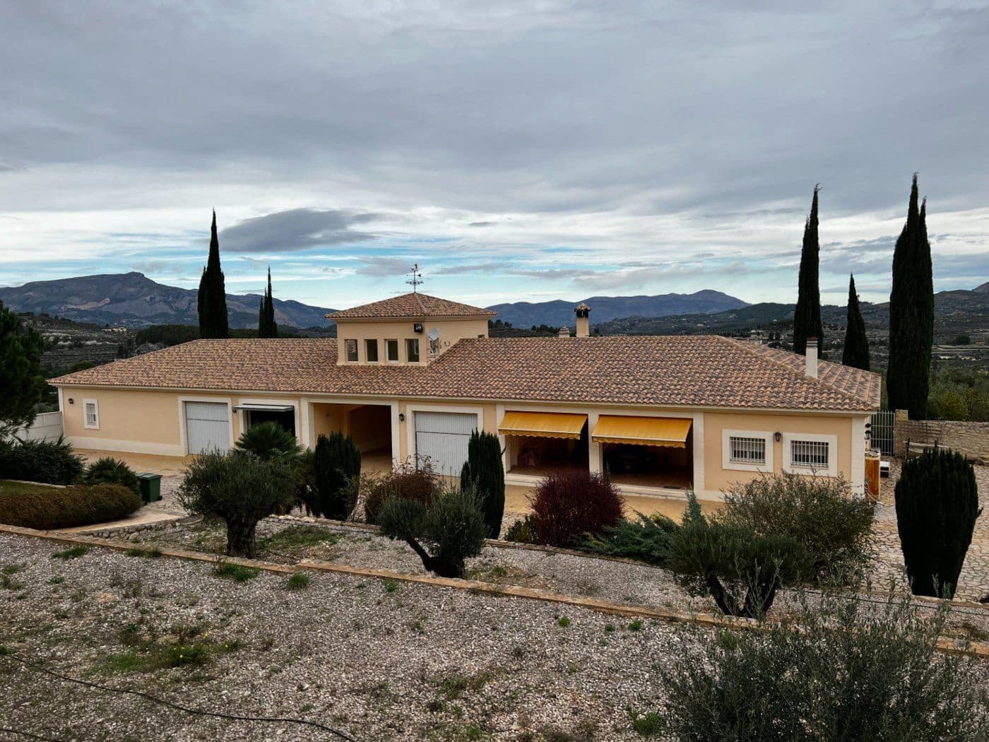 9 soveværelse Finca/Landehus til salg i Penaguila med swimmingpool garage - € 2.500.000 (Ref: 8946164)