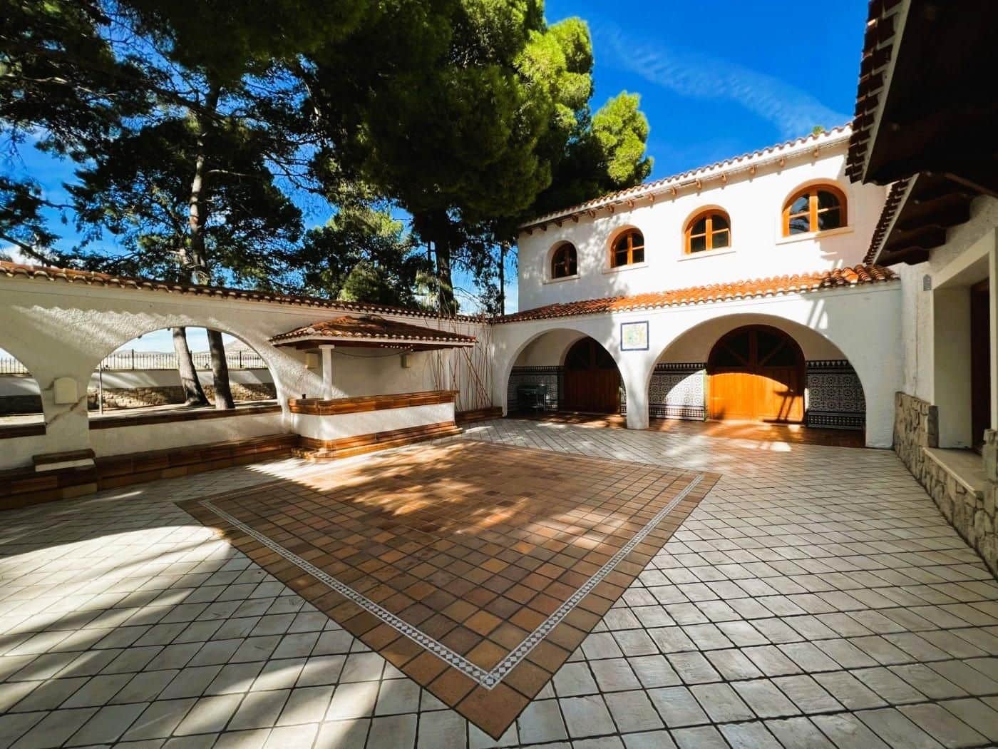 6 soveværelse Finca/Landehus til salg i Novelda med swimmingpool garage - € 6.000.000 (Ref: 8946165)