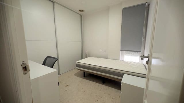 Appartement de 4 chambres à louer à Altabix, Elche / Elx - 275 € (Ref: 9240256)