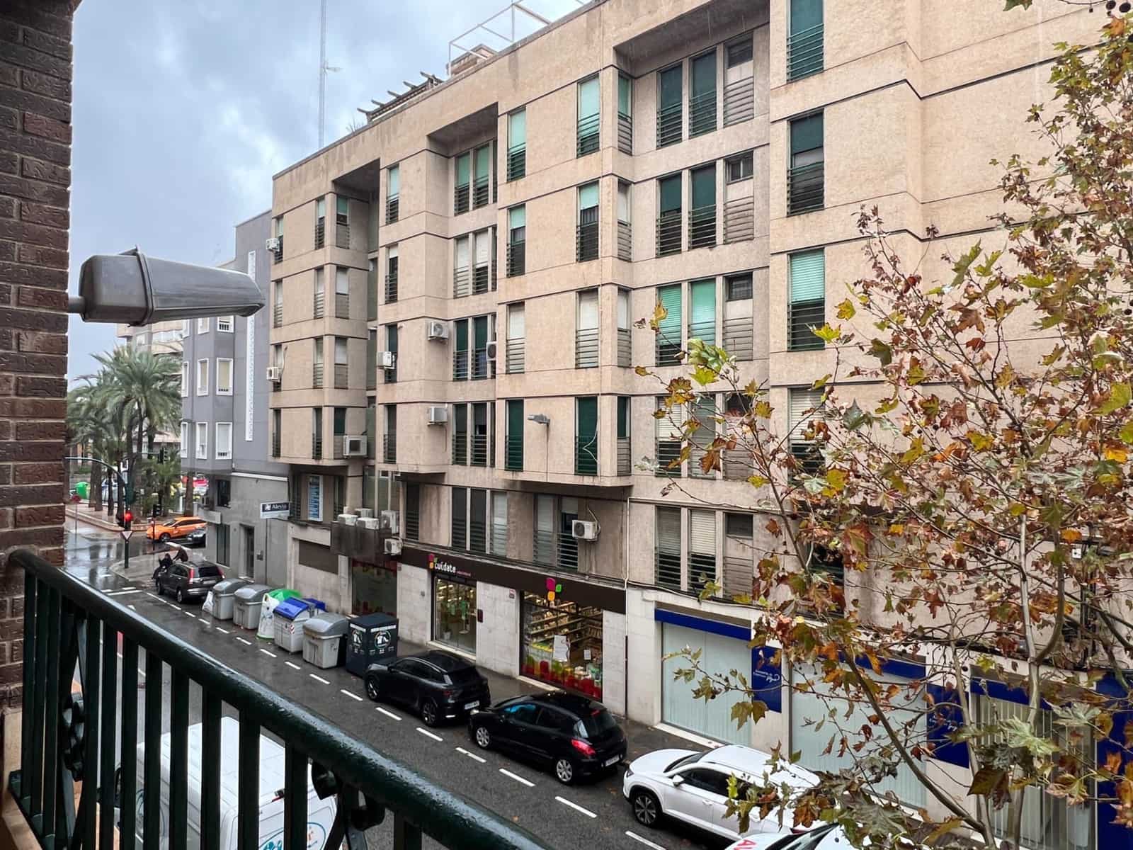 3 quarto Apartamento para arrendar em Elche / Elx - 850 € (Ref: 9468576)