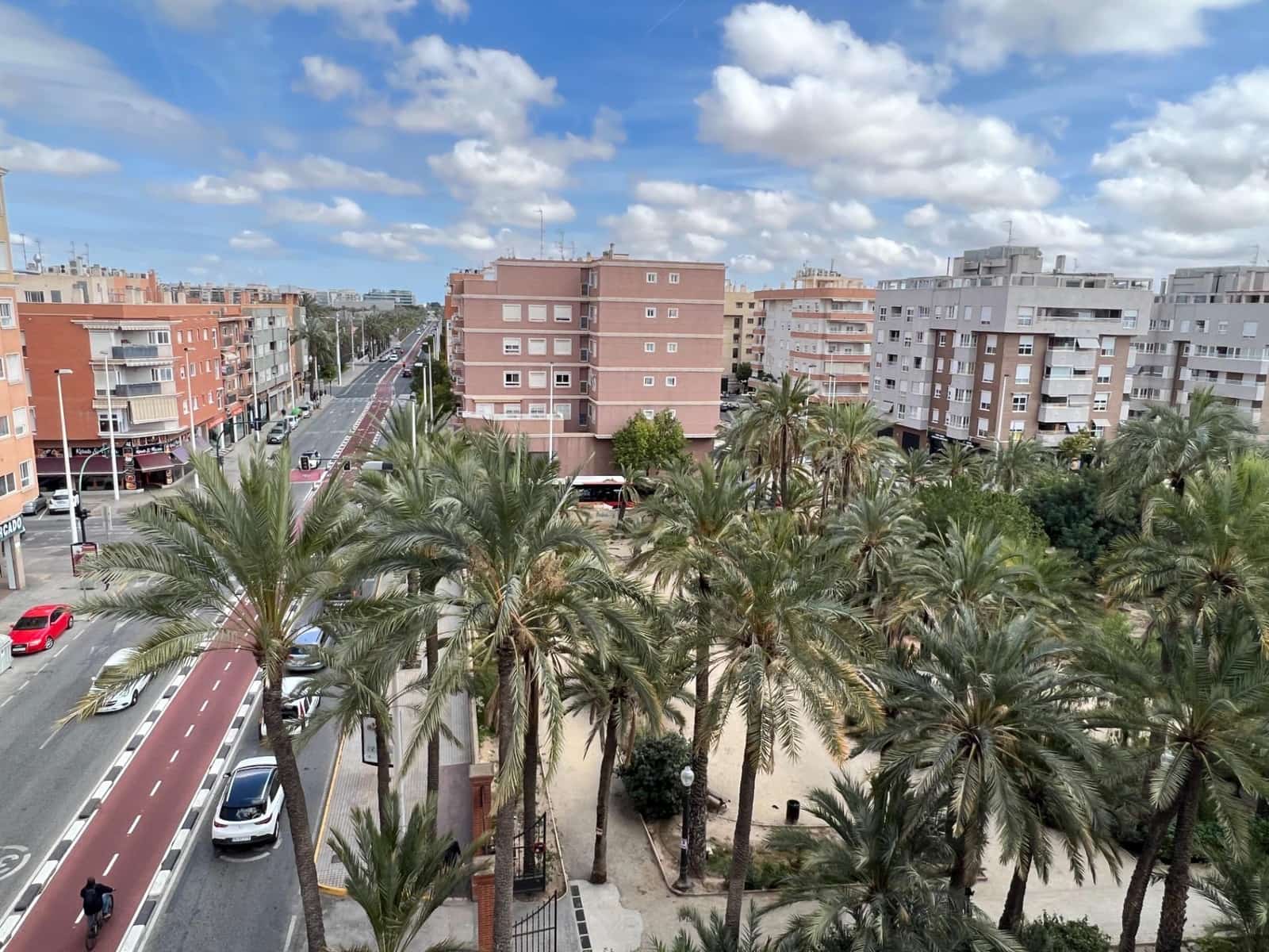 4 bedroom Flat for rent in Elche / Elx - € 950 (Ref: 9584536)