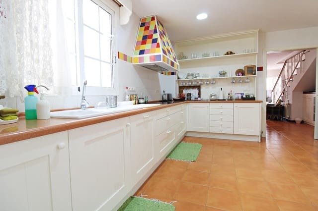 4 slaapkamer Rijtjeshuis te koop in Ciutat Universitària, Elche / Elx met zwembad garage - € 435.750 (Ref: 9762148)