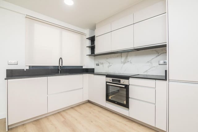 3 sovrum Lägenhet att hyra i Centro, Elche / Elx - 900 € (Ref: 9831721)