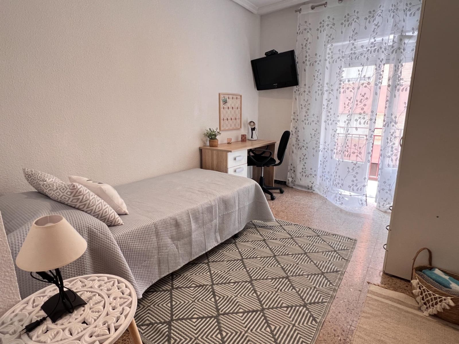 4 quarto Apartamento para arrendar em Elche / Elx - 1 200 € (Ref: 9983137)