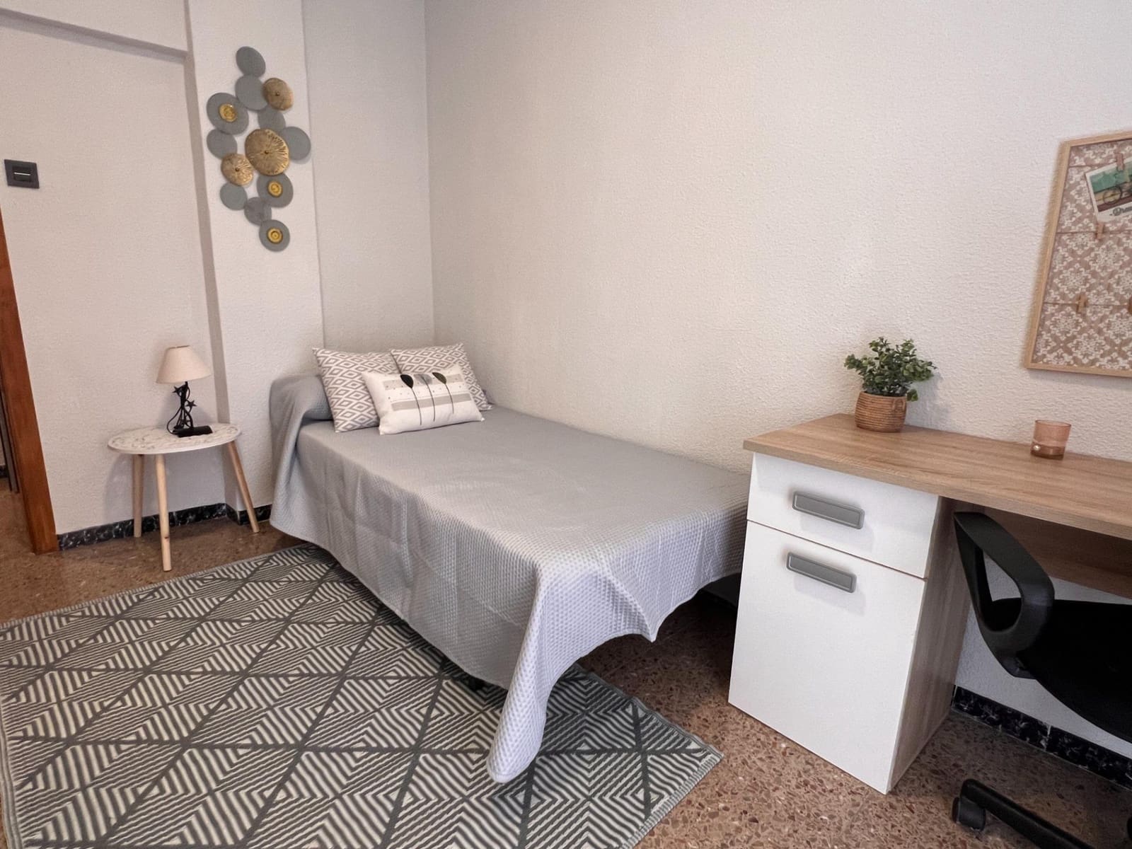 4 quarto Apartamento para arrendar em Elche / Elx - 1 200 € (Ref: 9983137)