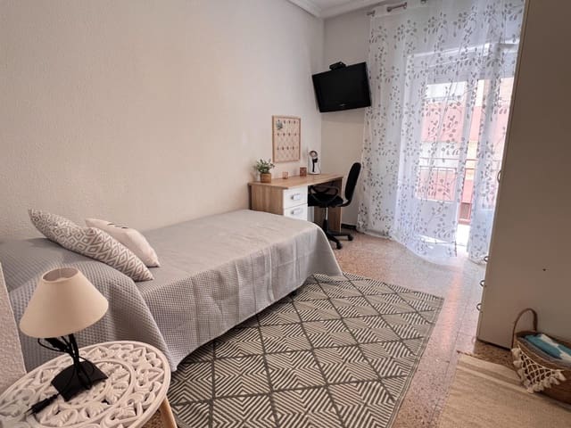 4 quarto Apartamento para arrendar em Altabix, Elche / Elx - 1 200 € (Ref: 9983137)