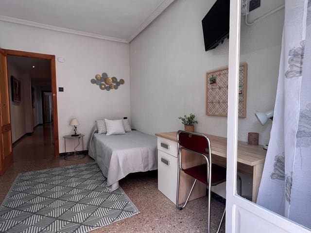 4 quarto Apartamento para arrendar em Altabix, Elche / Elx - 1 200 € (Ref: 9983137)