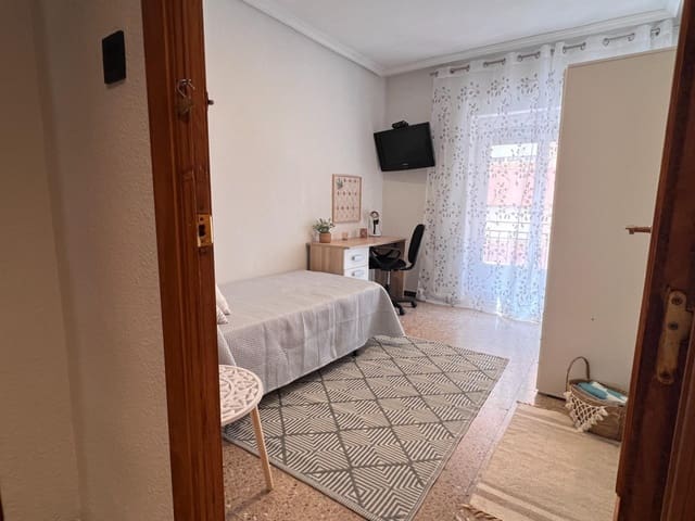 4 quarto Apartamento para arrendar em Altabix, Elche / Elx - 1 200 € (Ref: 9983137)