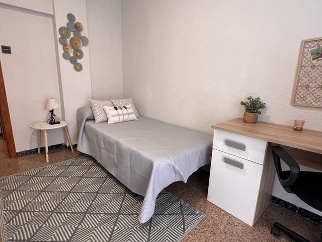4 quarto Apartamento para arrendar em Altabix, Elche / Elx - 1 200 € (Ref: 9983137)