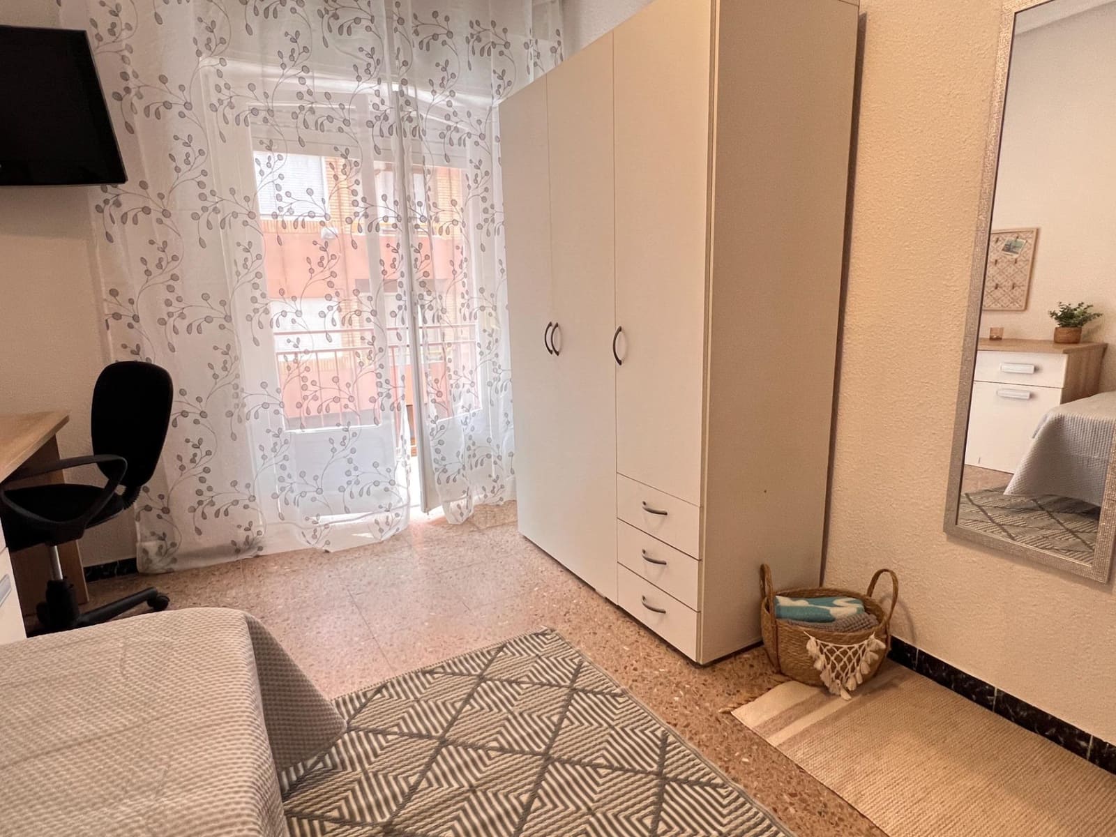 4 quarto Apartamento para arrendar em Elche / Elx - 1 200 € (Ref: 9983137)