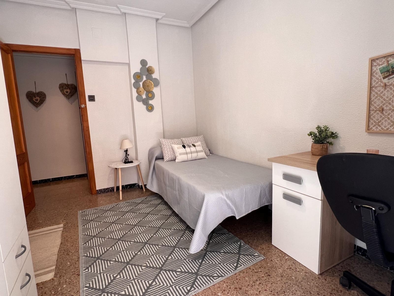 4 quarto Apartamento para arrendar em Elche / Elx - 1 200 € (Ref: 9983137)