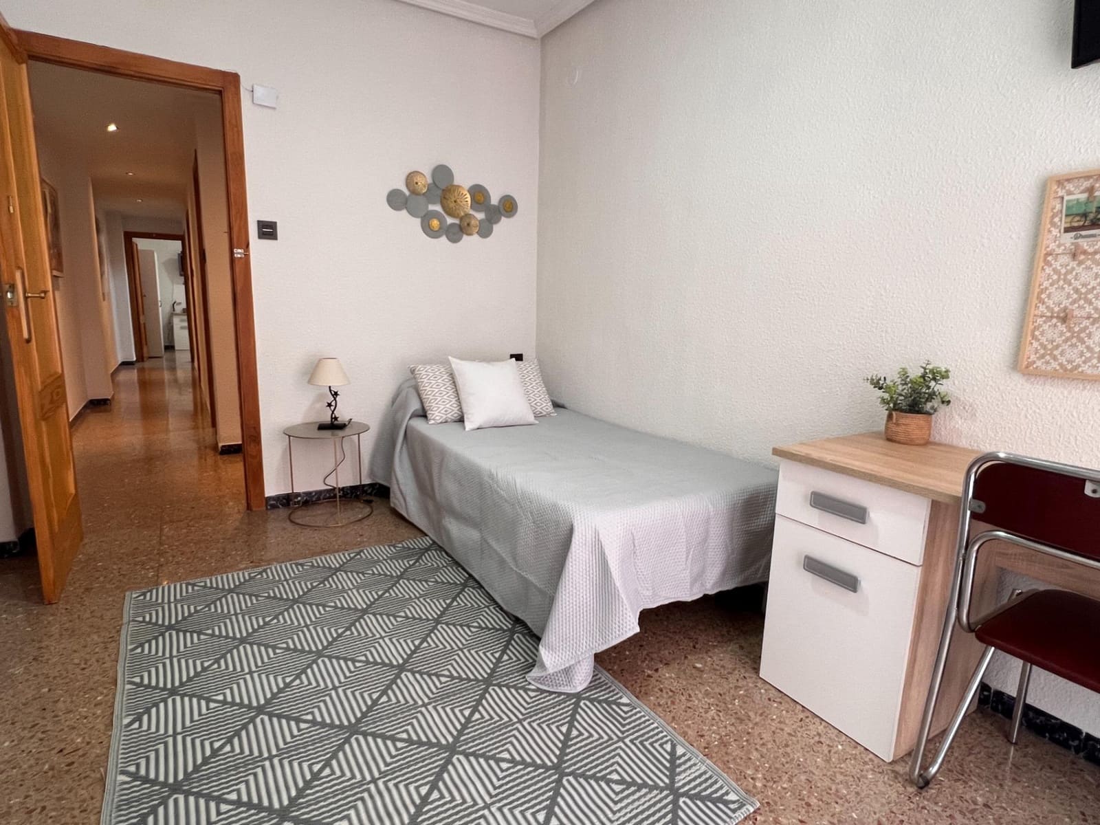 4 quarto Apartamento para arrendar em Elche / Elx - 1 200 € (Ref: 9983137)