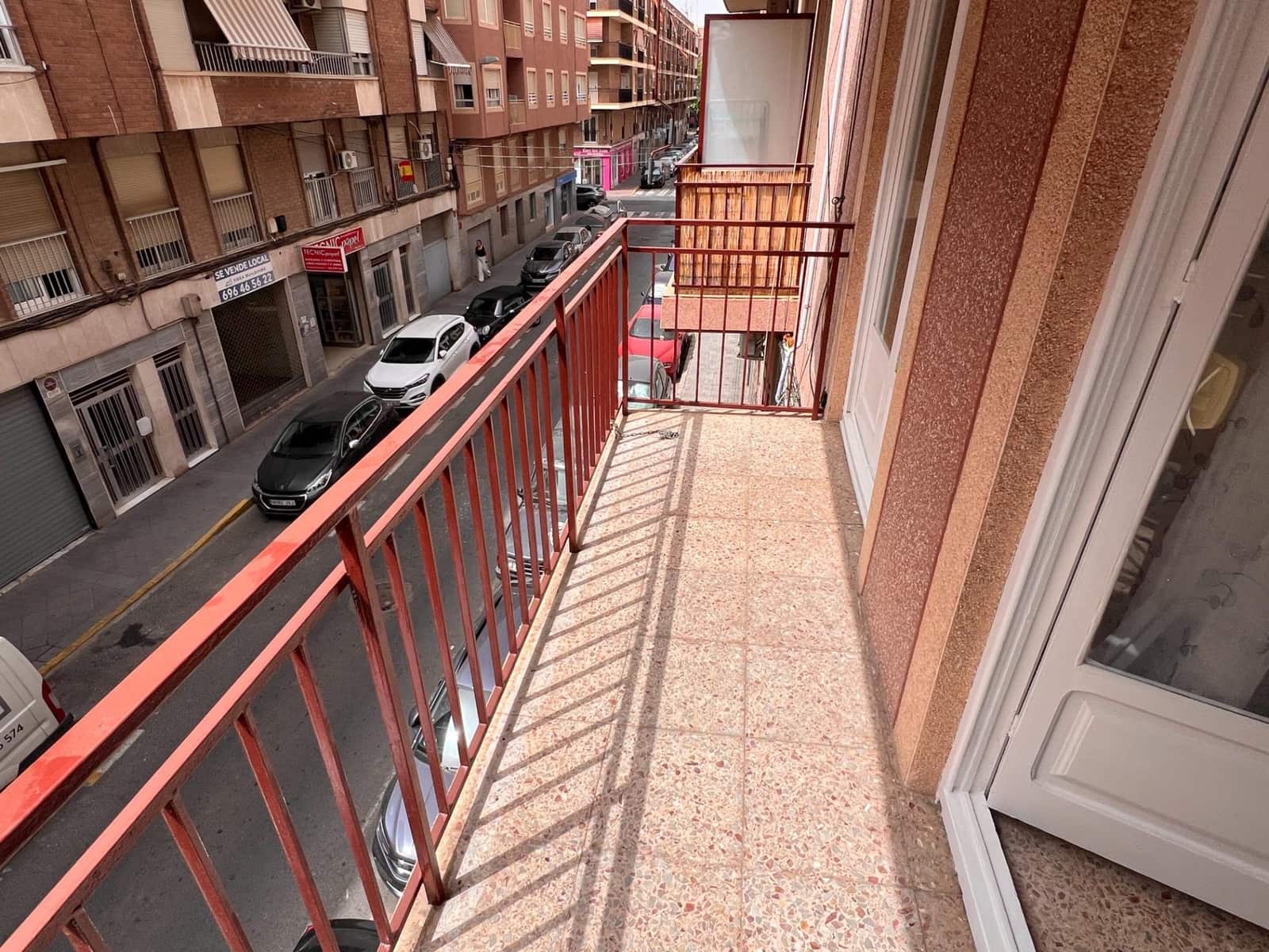 4 quarto Apartamento para arrendar em Elche / Elx - 1 200 € (Ref: 9983137)