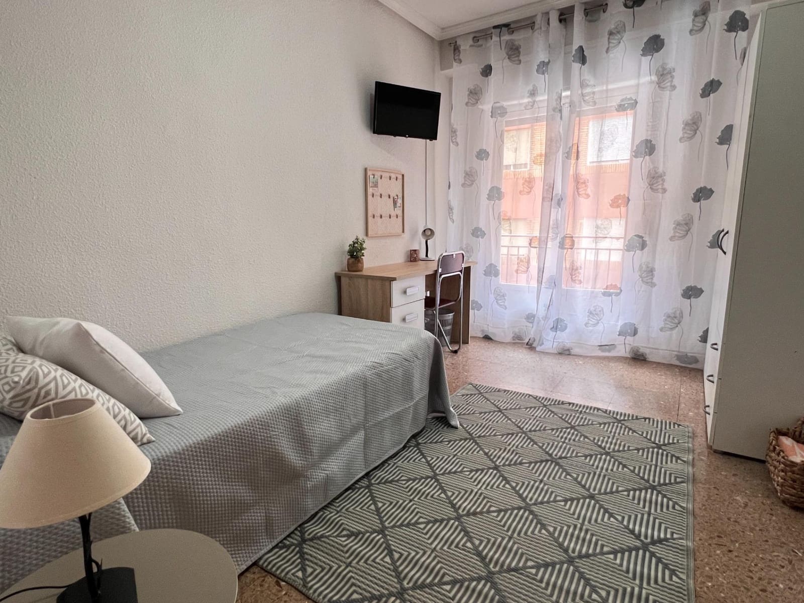 4 quarto Apartamento para arrendar em Elche / Elx - 1 200 € (Ref: 9983137)