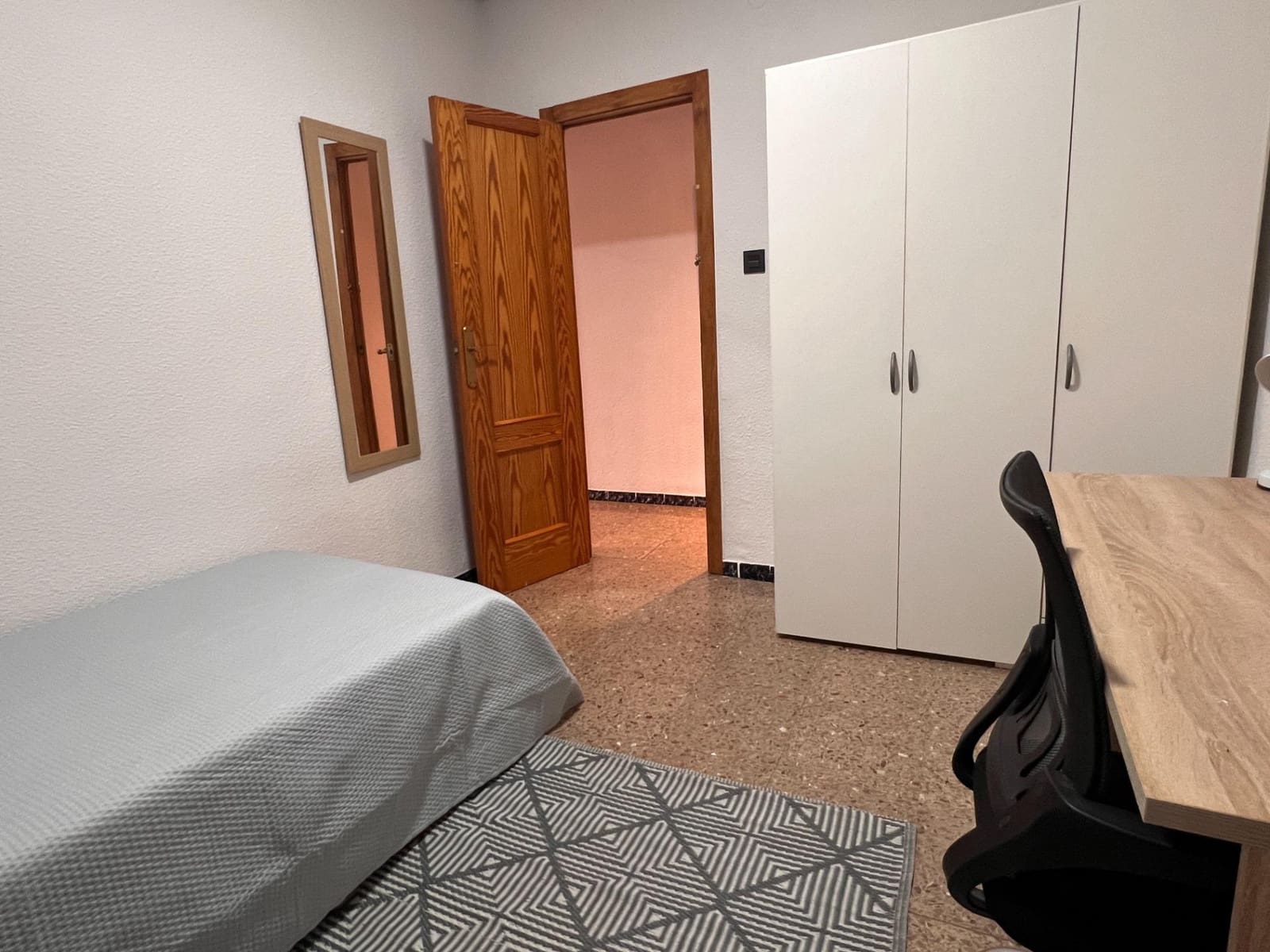 4 quarto Apartamento para arrendar em Elche / Elx - 1 200 € (Ref: 9983137)