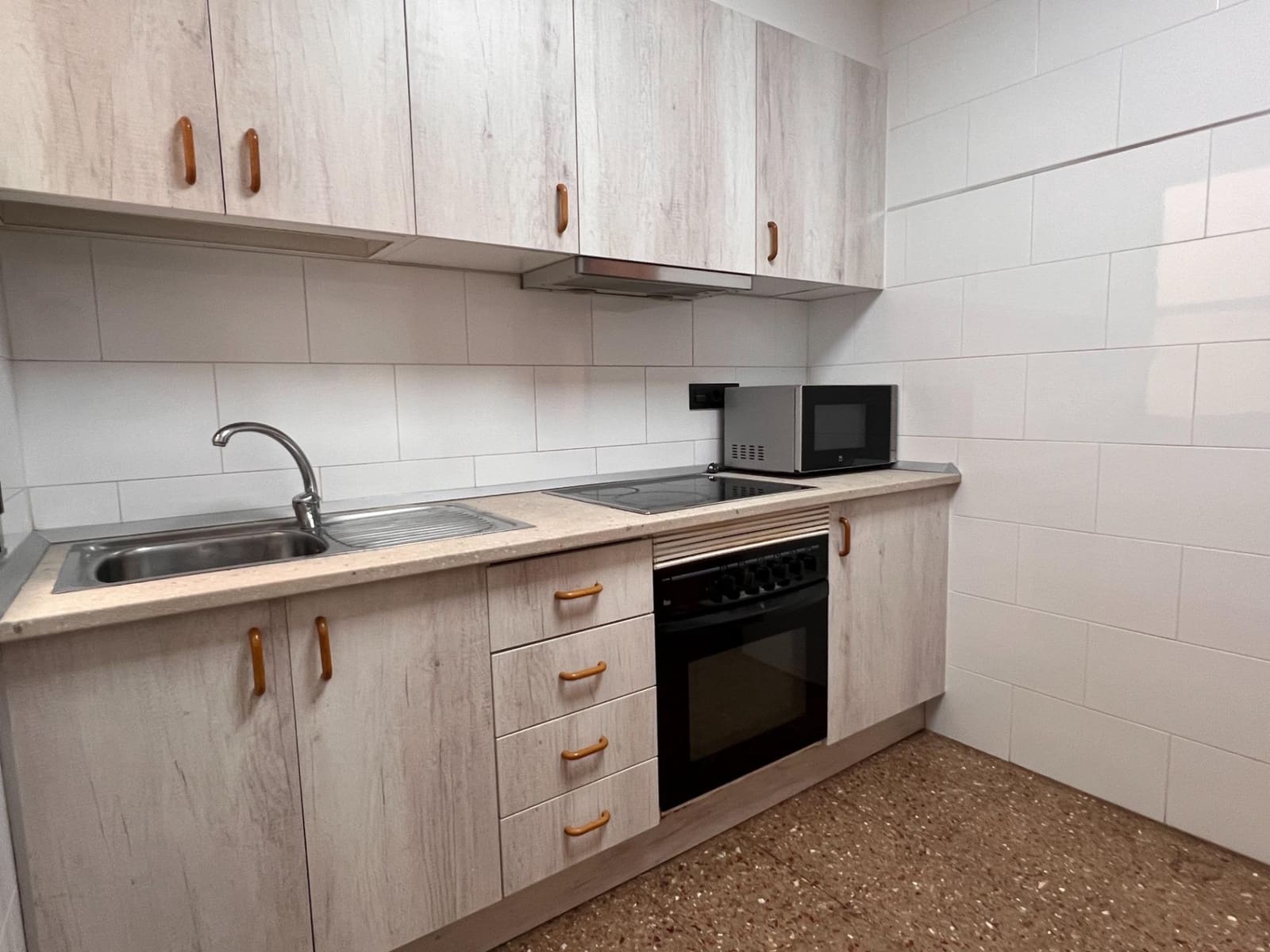 4 quarto Apartamento para arrendar em Elche / Elx - 1 200 € (Ref: 9983137)