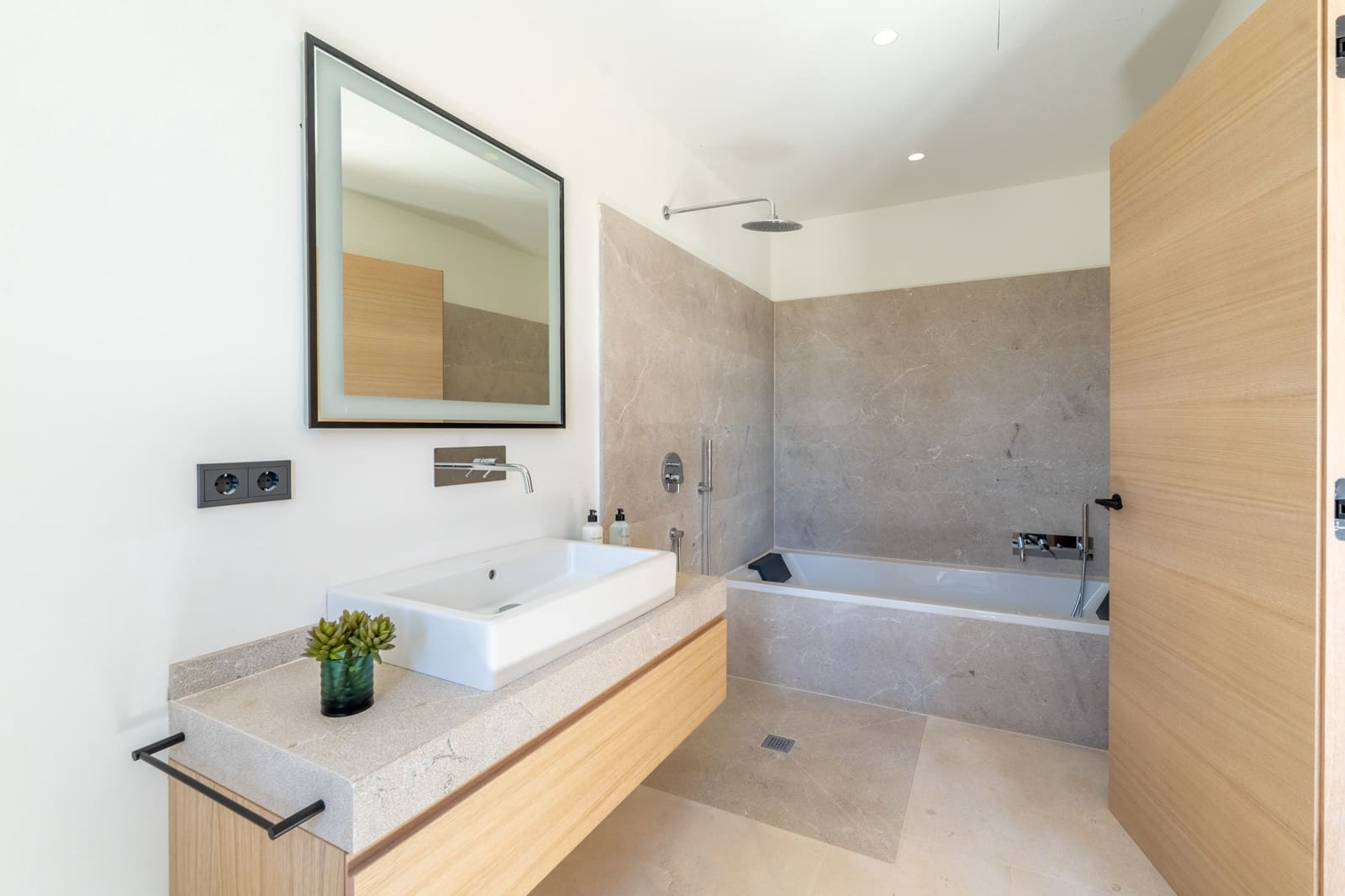 5 soveværelse Finca/Landehus til salg i Cala Llombards med swimmingpool garage - € 3.100.000 (Ref: 8530062)