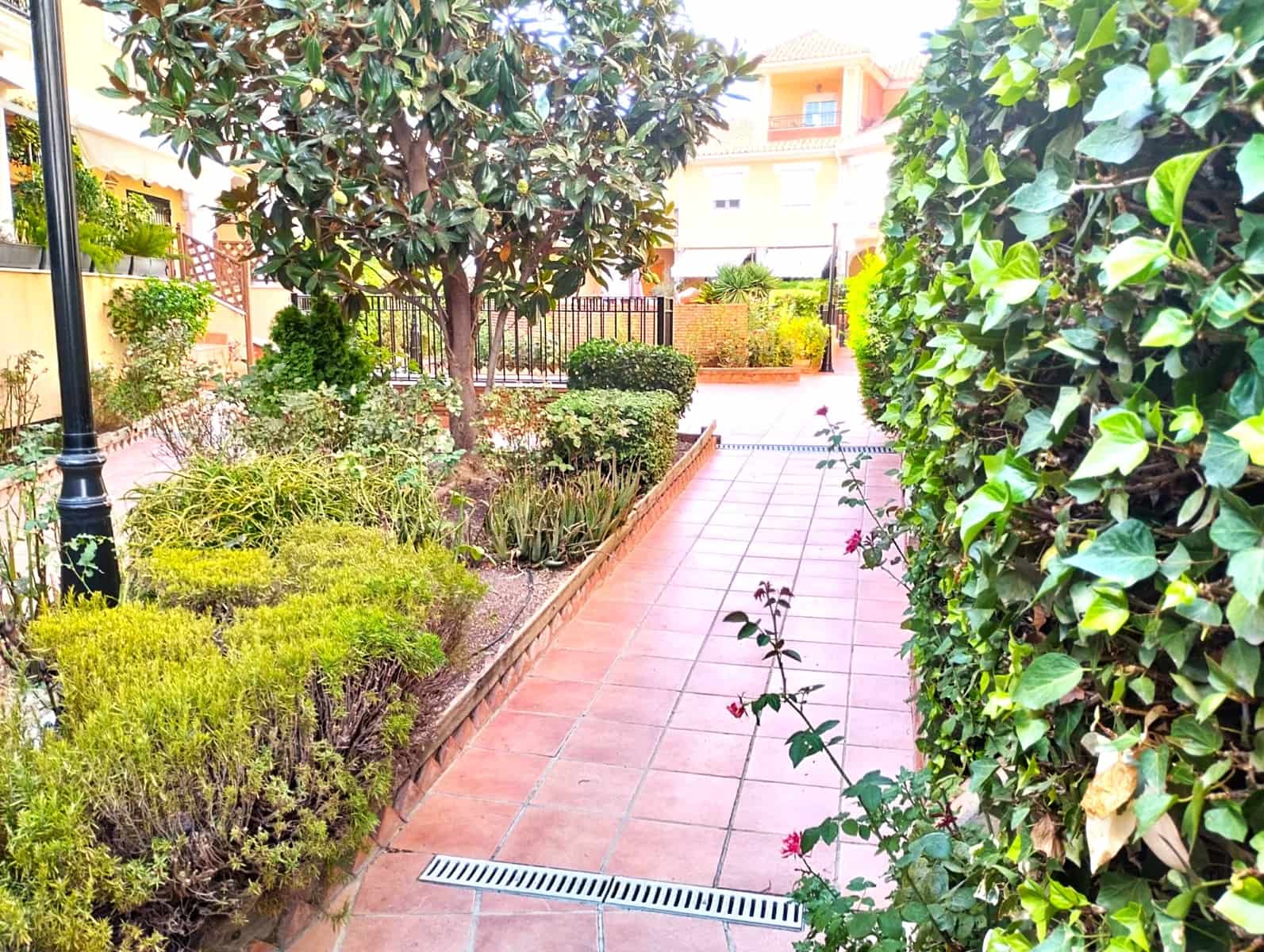 3 soveværelse Byhus til salg i Granada by med swimmingpool garage - € 380.000 (Ref: 9004430)