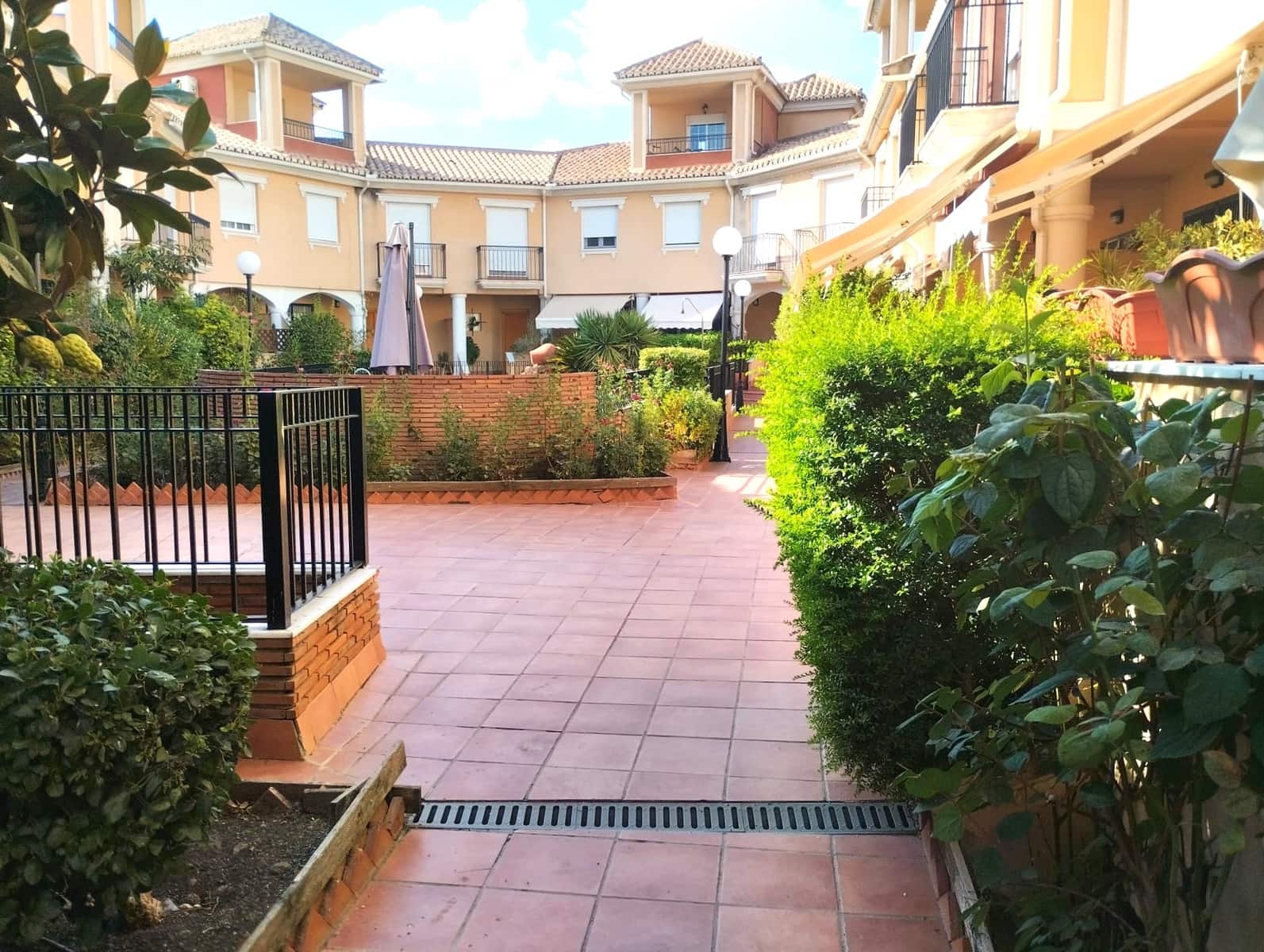 3 soveværelse Byhus til salg i Granada by med swimmingpool garage - € 380.000 (Ref: 9004430)