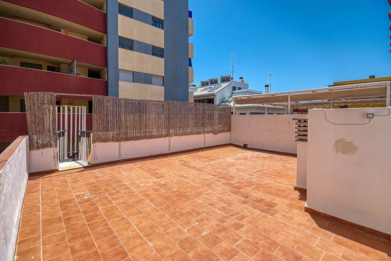 2 bedroom Beach Apartment for rent in Fuengirola - € 1,300 (Ref: 9863898)