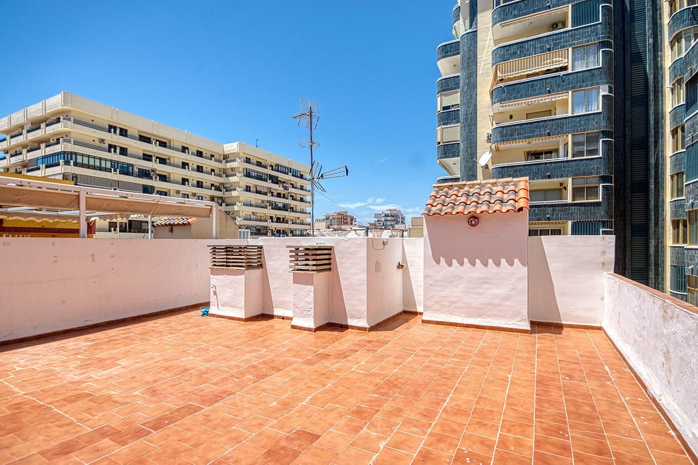 2 bedroom Beach Apartment for rent in Fuengirola - € 1,300 (Ref: 9863898)