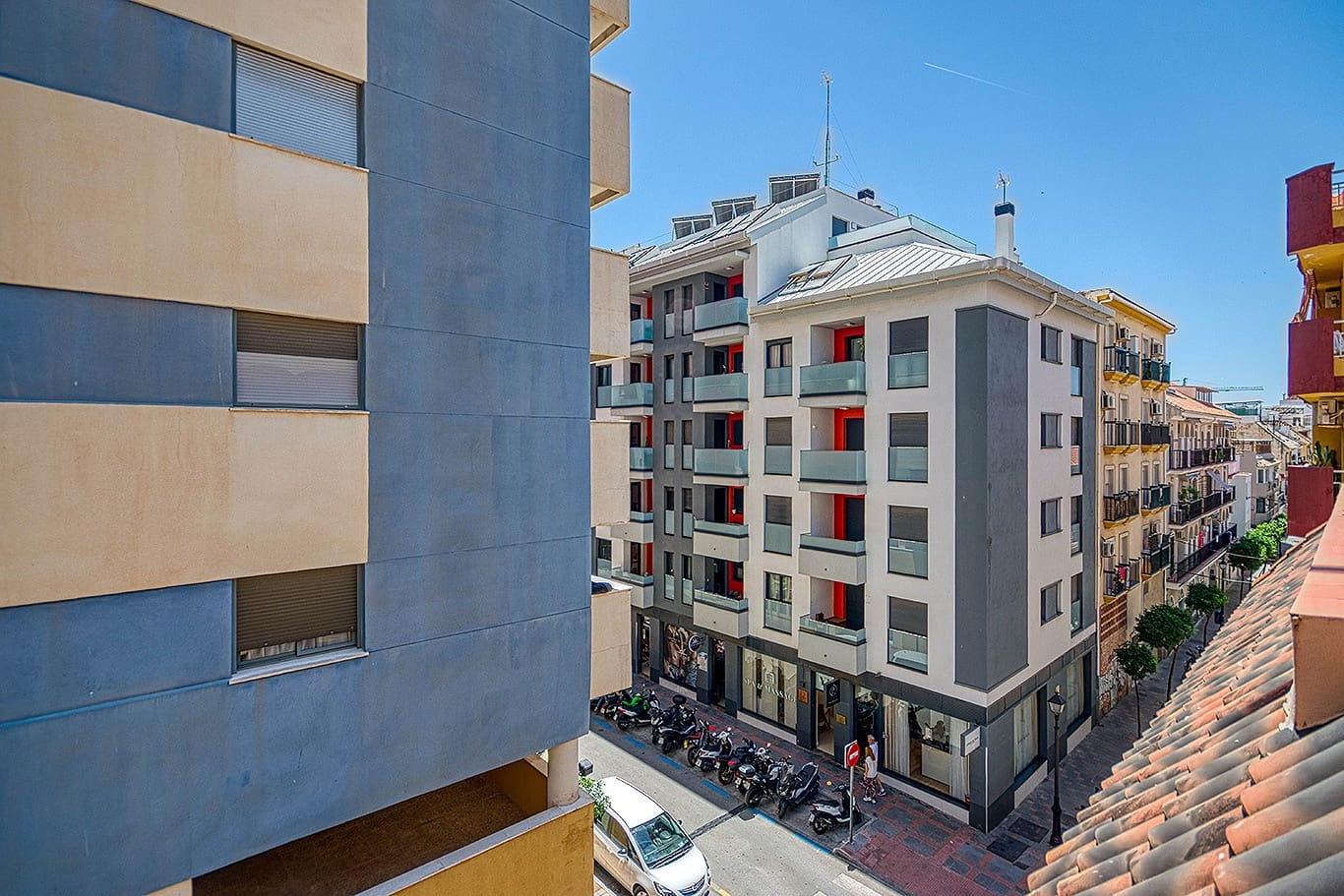2 bedroom Beach Apartment for rent in Fuengirola - € 1,300 (Ref: 9863898)