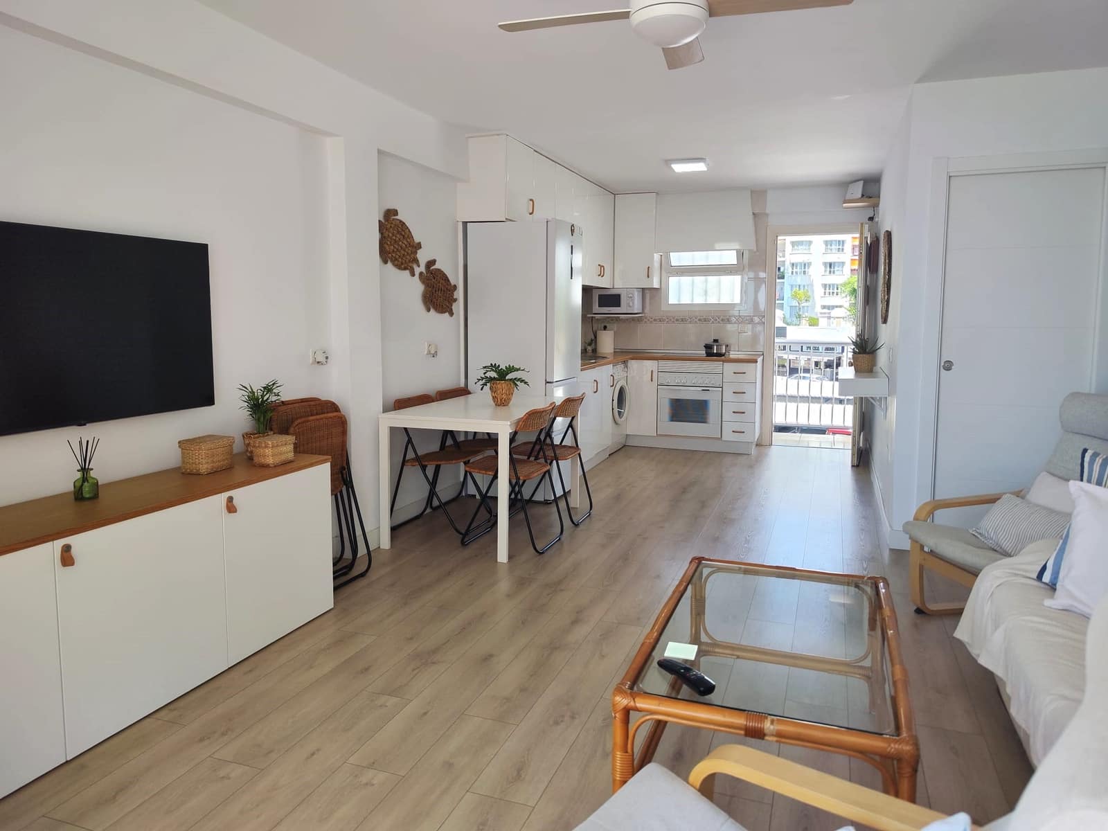 2 bedroom Beach Apartment for rent in Fuengirola with pool garage - € 1,250 (Ref: 9956300)