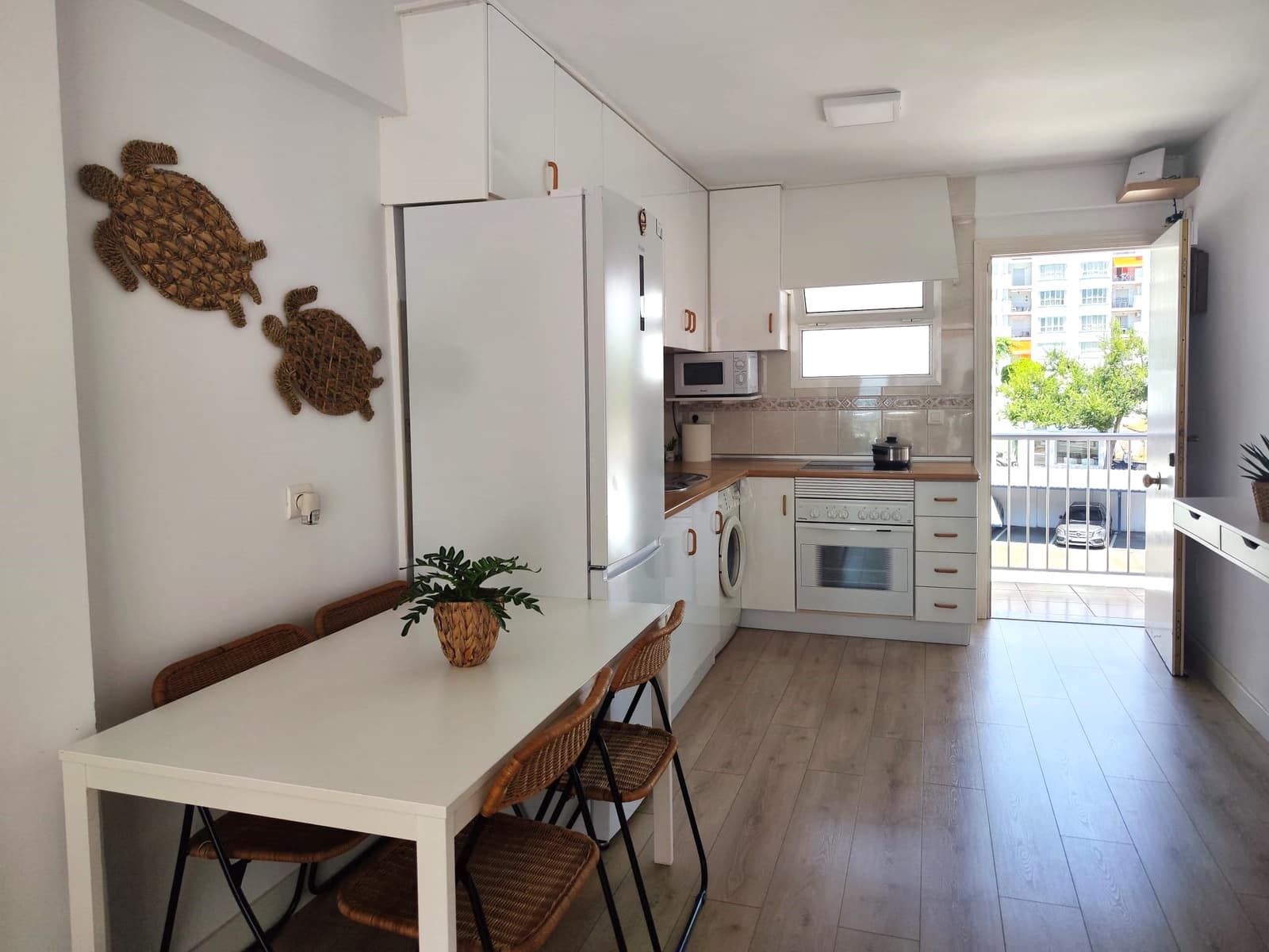 2 bedroom Beach Apartment for rent in Fuengirola with pool garage - € 1,250 (Ref: 9956300)