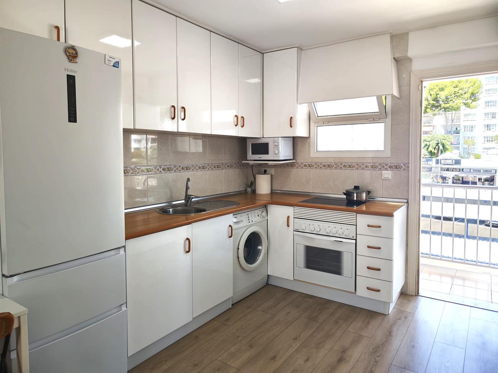 2 bedroom Beach Apartment for rent in Fuengirola with pool garage - € 1,250 (Ref: 9956300)