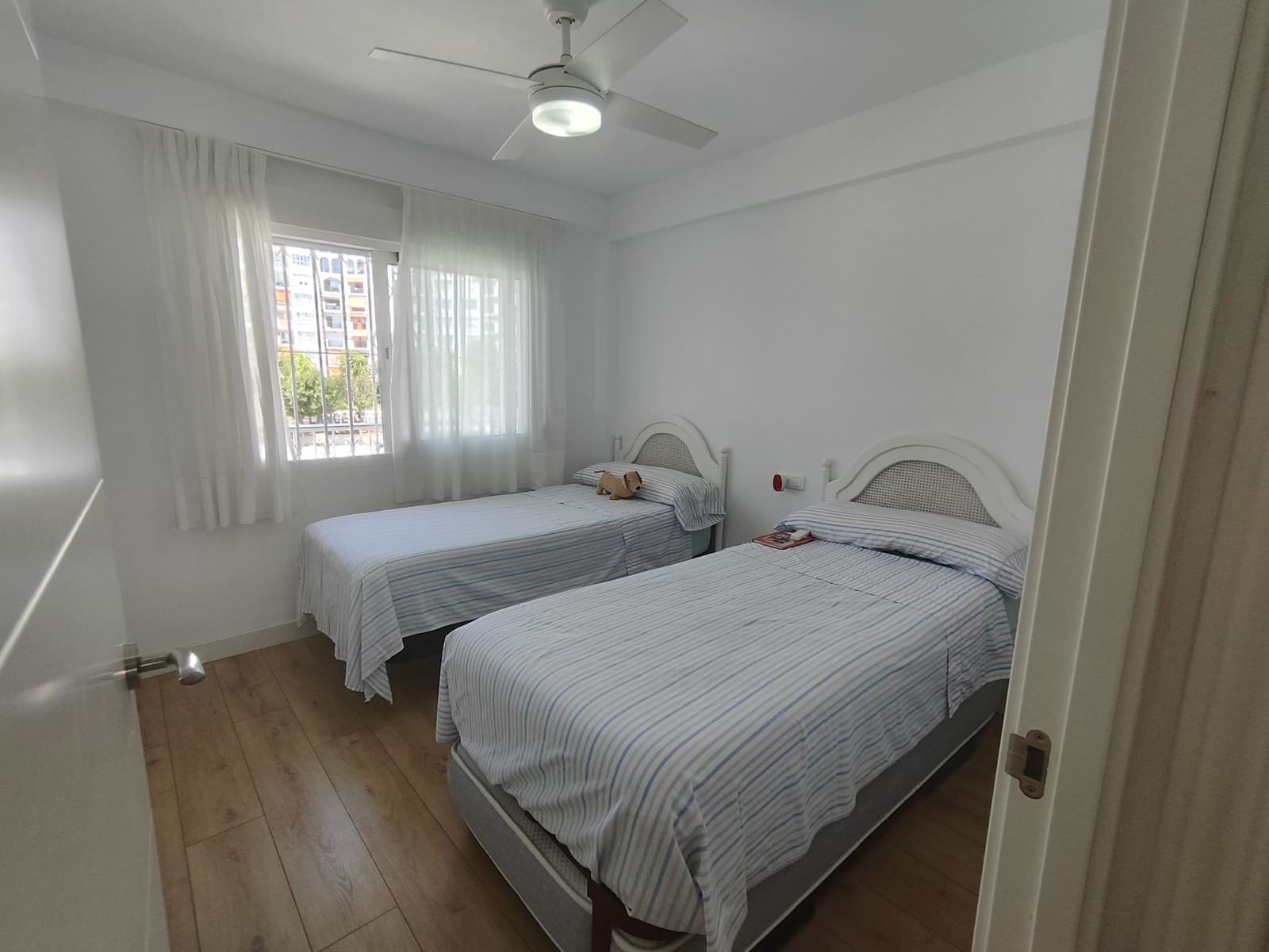 2 bedroom Beach Apartment for rent in Fuengirola with pool garage - € 1,250 (Ref: 9956300)